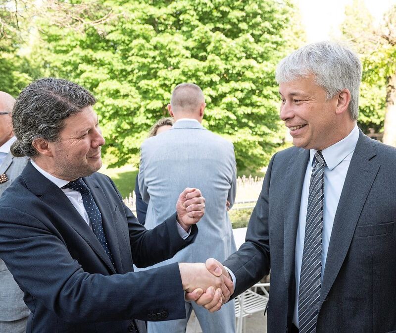 Hier dürfte es einige warme Worte gegeben haben: Dem Ludwigsburger CDU-Bundestagsabgeordneten Steffen Bilger (rechts) ist es woh Hier dürfte es einige warme Worte gegeben haben: Dem Ludwigsburger CDU-Bundestagsabgeordneten Steffen Bilger (rechts) ist es wohl maßgeblich zu verdanken, dass die Schlossfestspiele 250.000 Euro zusätzlich vom Bund für die Spielzeit 2026 erhalten hab