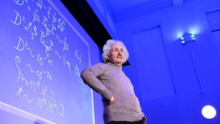 Aufstellung der Wachsfigur von Albert Einstein Aufstellung der Wachsfigur von Albert Einstein
