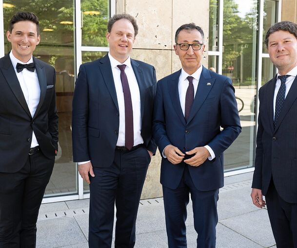 Illustre Runde: Intendant Lucas Reuter (rechts), sein Co-Geschäftsführer Johannes Ernst (links) und Aufsichtsratschef und OB Matthias Knecht (Mitte links) empfangen den neuen Ministerpräsidenten des Landes Baden-Württemberg, Cem Özdemir.