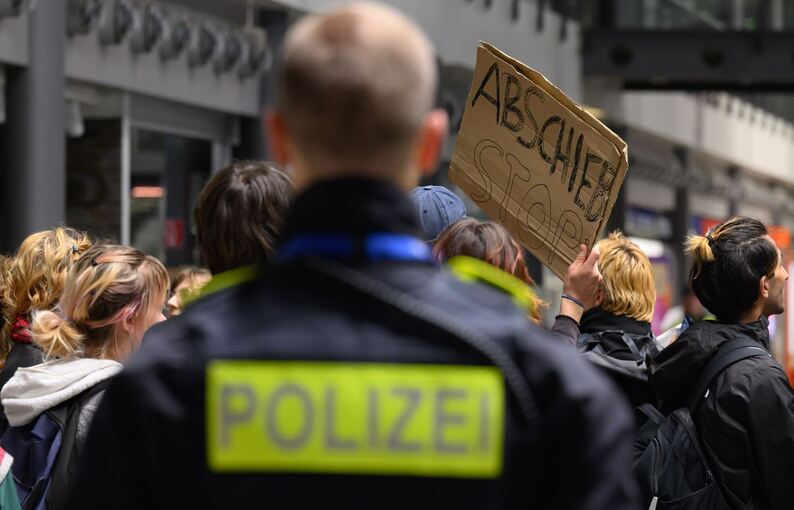 Mahnwache gegen Abschiebeflug Mahnwache gegen Abschiebeflug