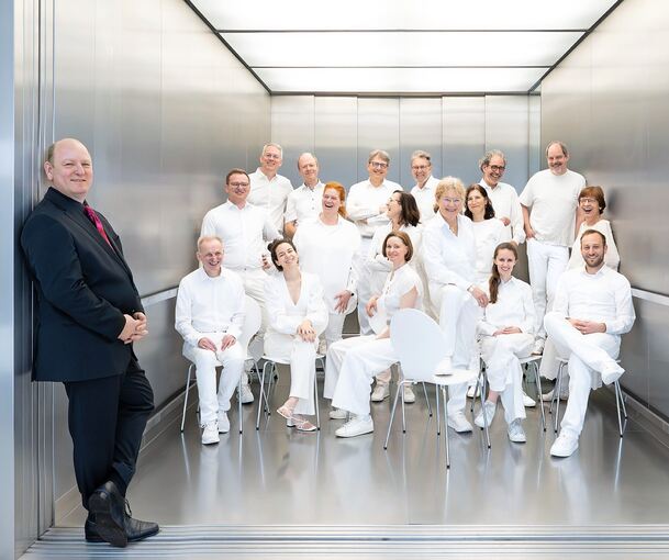 Barocklibrettokonforme Montage: Cantus Stuttgart mit seinem Leiter Jörg-Hannes Hahn.