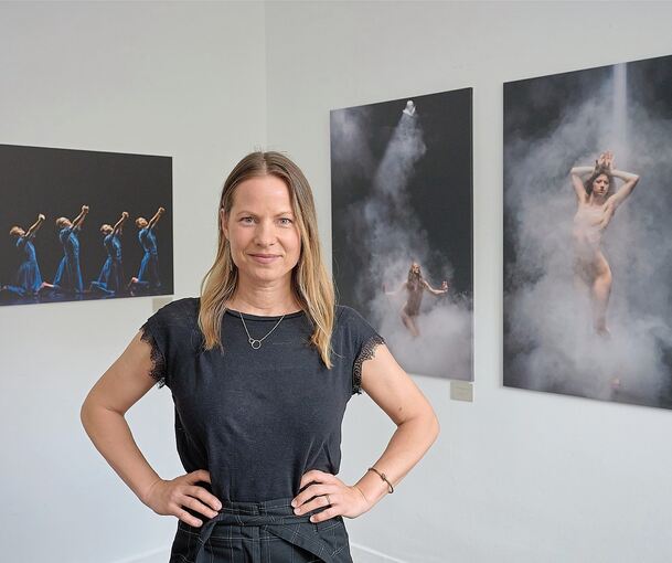 Jeanette Bak vor ihren Fotografien.