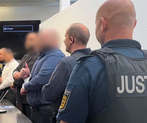 Neben dem ehemaligen Wachtmeister (weißes Hemd) sind unter anderem zwei Securityleute angeklagt, die die illegale Datenabfrage beauftragt und dafür gezahlt haben sollen.