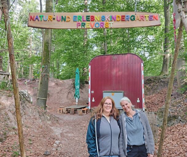 Einrichtungsleiterin Jasmin Knobloch und Erzieherin Anke Kraft sind stolz auf das kleine Idyll im Grünen, das sie regelmäßig mit ihrer Kindergartengruppe besuchen.