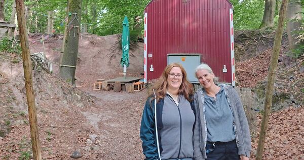 Einrichtungsleiterin Jasmin Knobloch und Erzieherin Anke Kraft sind stolz auf das kleine Idyll im Grünen, das sie regelmäßig mit ihrer Kindergartengruppe besuchen.