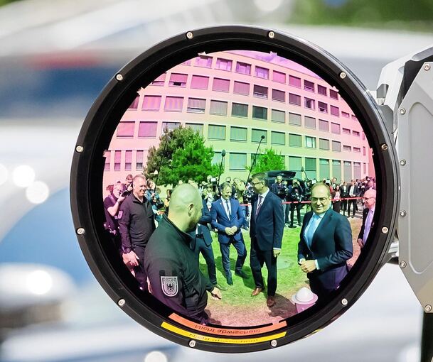 Innenminister Alexander Dobrindt (CSU, vorn, re.), spiegelt sich bei der Einweihung des Gemeinsamen Zentrums zur Abwehr hybrider Bedrohungen (GAZ Hybrid) in einem Vision-Flex-Kamerasystem zur Abwehr von Drohnen.