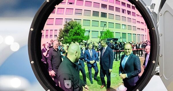 Innenminister Alexander Dobrindt (CSU, vorn, re.), spiegelt sich bei der Einweihung des Gemeinsamen Zentrums zur Abwehr hybrider Innenminister Alexander Dobrindt (CSU, vorn, re.), spiegelt sich bei der Einweihung des Gemeinsamen Zentrums zur Abwehr hybrider Bedrohungen (GAZ Hybrid) in einem Vision-Flex-Kamerasystem zur Abwehr von Drohnen.