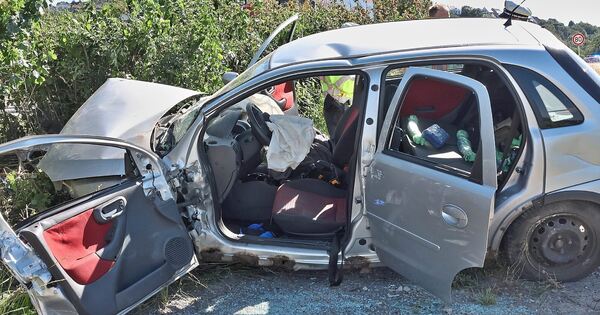 Auf-der-Stra-e-Richtung-Ditzingen-Auto-berschl-gt-sich