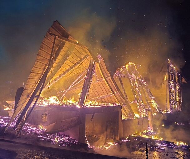 Bei Eintreffen der Feuerwehr stehen zwei Scheunen bereits im Vollbrand. Bei Eintreffen der Feuerwehr stehen zwei Scheunen bereits im Vollbrand.