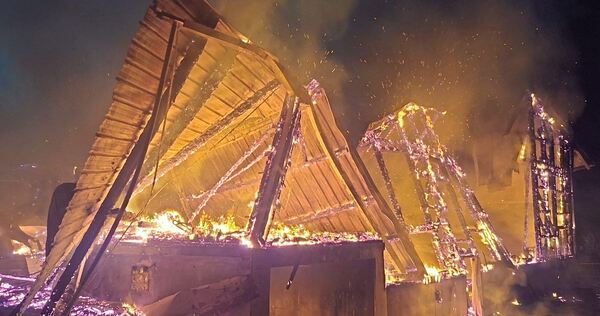 Bei Eintreffen der Feuerwehr stehen zwei Scheunen bereits im Vollbrand. Bei Eintreffen der Feuerwehr stehen zwei Scheunen bereits im Vollbrand.
