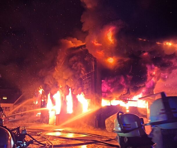 Die Feuerwehr beginnt sofort mit den Löscharbeiten.
