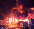 Die Feuerwehr beginnt sofort mit den Löscharbeiten. Die Feuerwehr beginnt sofort mit den Löscharbeiten.