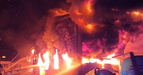 Die Feuerwehr beginnt sofort mit den Löscharbeiten. Die Feuerwehr beginnt sofort mit den Löscharbeiten.