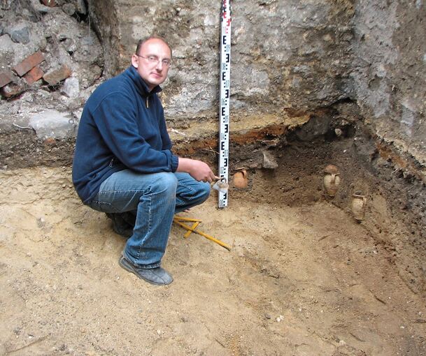 Archäologe Grzegorz Jaworski aus Lauban bei der Ausgrabung von Töpfen. Wie in Bönnigheim stehen die Gefäße am Rand des Kellers.