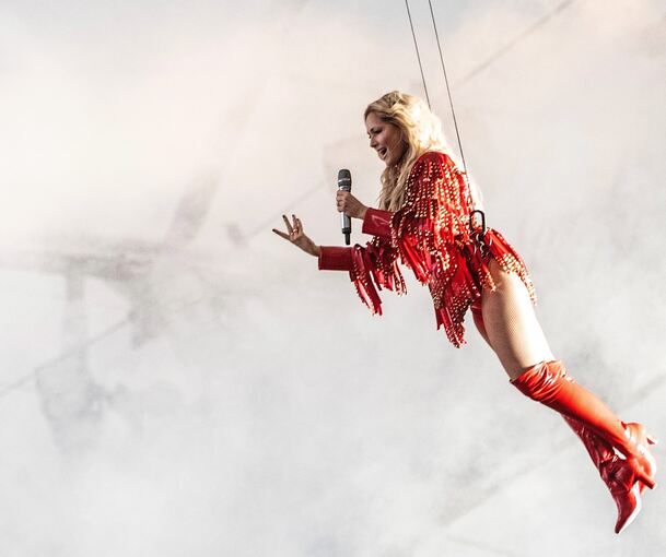 Auch hoch in der Luft noch bestens bei Stimme: Schlagerpopstar Helene Fischer.