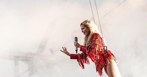 Auch hoch in der Luft noch bestens bei Stimme: Schlagerpopstar Helene Fischer. Auch hoch in der Luft noch bestens bei Stimme: Schlagerpopstar Helene Fischer.