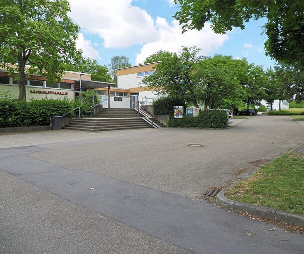 Die Lugaufhalle samt TuS-Geschäftsstelle und Parkplatz. Auf dem Areal soll Wohnbebauung entstehen.