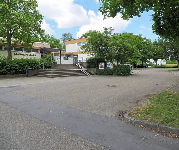 Die Lugaufhalle samt TuS-Geschäftsstelle und Parkplatz. Auf dem Areal soll Wohnbebauung entstehen.