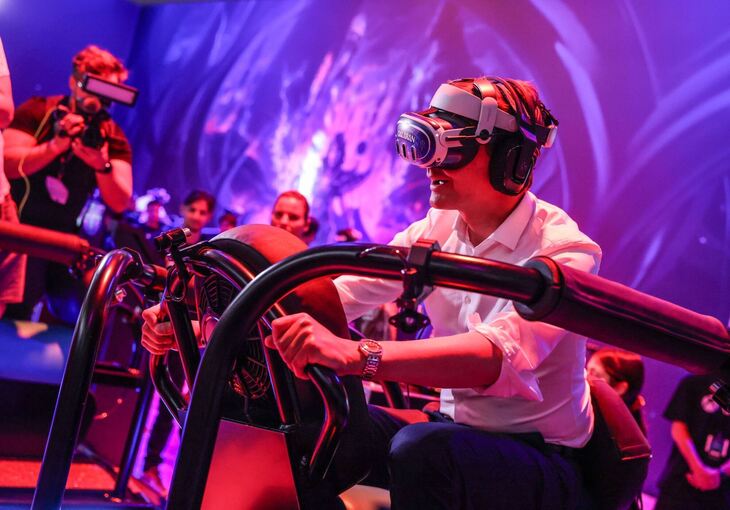 Hendrik Wüst auf der Gamescom Hendrik Wüst auf der Gamescom
