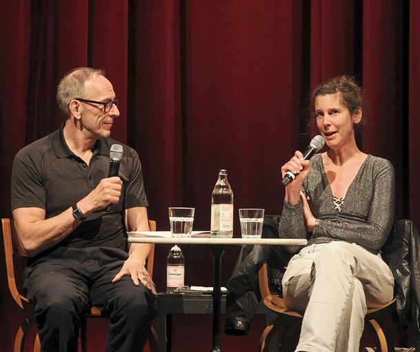 Auf der Seite der Ermächtigung: Autorin Daniela Dröscher im Gespräch mit ADK-Direktor Ludger Engels.