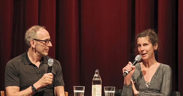 Auf der Seite der Ermächtigung: Autorin Daniela Dröscher im Gespräch mit ADK-Direktor Ludger Engels. Auf der Seite der Ermächtigung: Autorin Daniela Dröscher im Gespräch mit ADK-Direktor Ludger Engels.