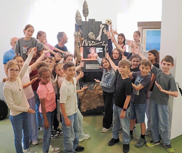 Die Schüler der Blankensteinschule vor einer der neuen Lernstationen, die im Urmenschmuseum sowohl Musik als auch Informationen zur Menschheitsgeschichte vermitteln.