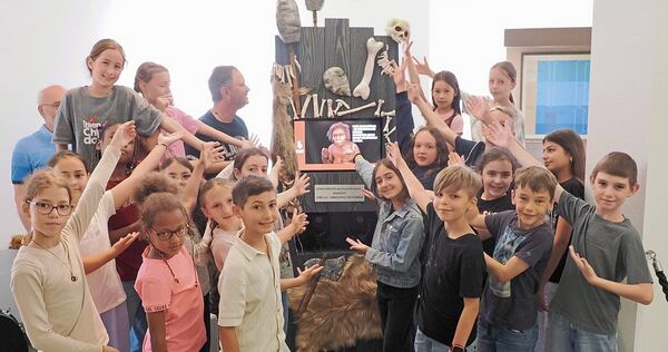 Die Schüler der Blankensteinschule vor einer der neuen Lernstationen, die im Urmenschmuseum sowohl Musik als auch Informationen Die Schüler der Blankensteinschule vor einer der neuen Lernstationen, die im Urmenschmuseum sowohl Musik als auch Informationen zur Menschheitsgeschichte vermitteln.