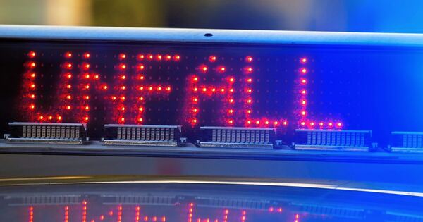 Mercedes-kracht-am-Nachmittag-auf-A81-in-Lkw-Drei-Verletzte