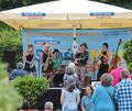 Unter Sonnenschirmen finden Musiker und Besucher Schatten.