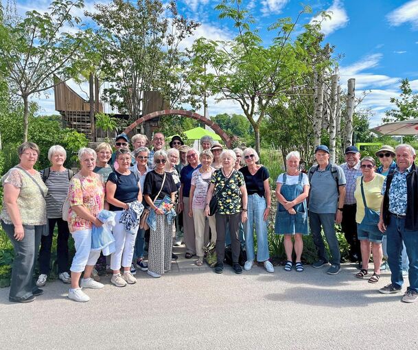 Gruppenfoto mit Gartenexperte Volker Kugel. Gruppenfoto mit Gartenexperte Volker Kugel.