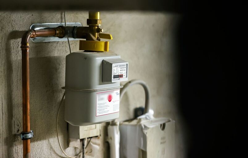 Gaszähler einer Heizung hängt im Keller eines Hauses Gaszähler einer Heizung hängt im Keller eines Hauses