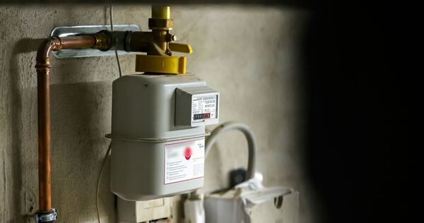 Gaszähler einer Heizung hängt im Keller eines Hauses