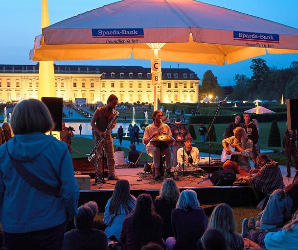 Bis in die Nacht gibt es beim Straßenmusikfestival im Blühenden Barock Musik.