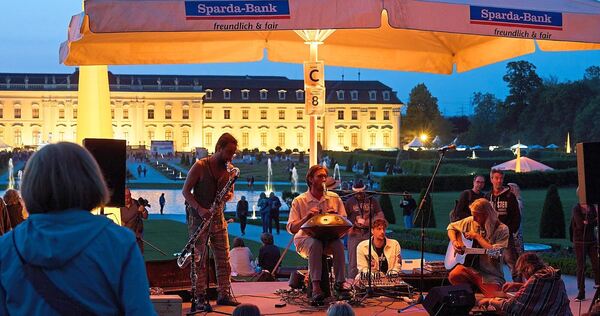 Bis in die Nacht gibt es beim Straßenmusikfestival im Blühenden Barock Musik.