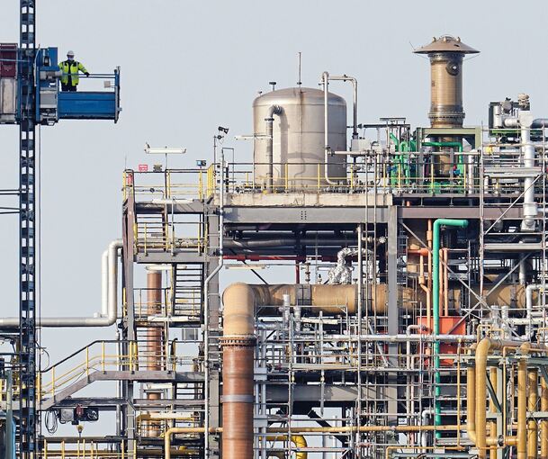 Weil parallel andere Bereiche gewachsen sind, sank der Anteil der 6,6 Millionen Industriebeschäftigten in der Industrie am gesamten Arbeitsmarkt in Deutschland von 22 Prozent im Jahr 2014 auf aktuell 19 Prozent.