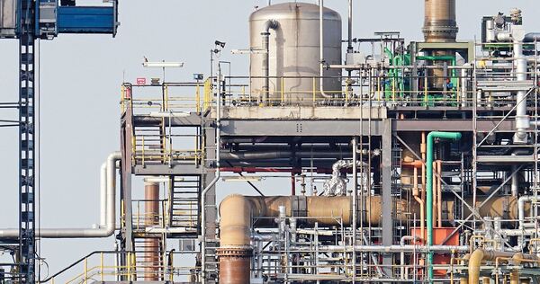 Weil parallel andere Bereiche gewachsen sind, sank der Anteil der 6,6 Millionen Industriebeschäftigten in der Industrie am gesamten Arbeitsmarkt in Deutschland von 22 Prozent im Jahr 2014 auf aktuell 19 Prozent.