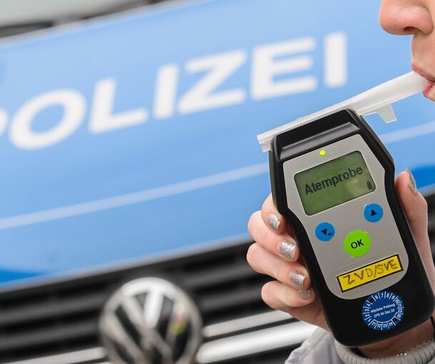 Ein Atemalkoholtest ergab bei der Unfallfahrerin einen Wert von rund 2,9 Promille. Ein Atemalkoholtest ergab bei der Unfallfahrerin einen Wert von rund 2,9 Promille.
