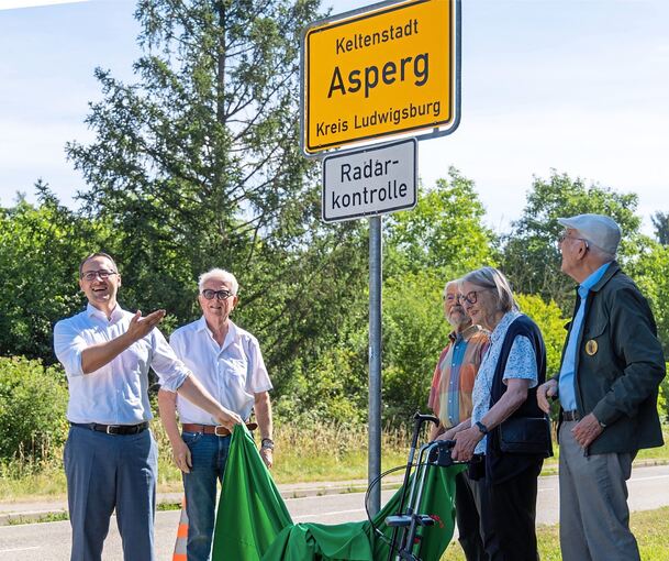 Für alle sichtbar: Asperg ist Keltenstadt. Bürgermeister Christian Eiberger (links) freut sich bei der Enthüllung des Ortsschilds über dieses Alleinstellungsmerkmal.