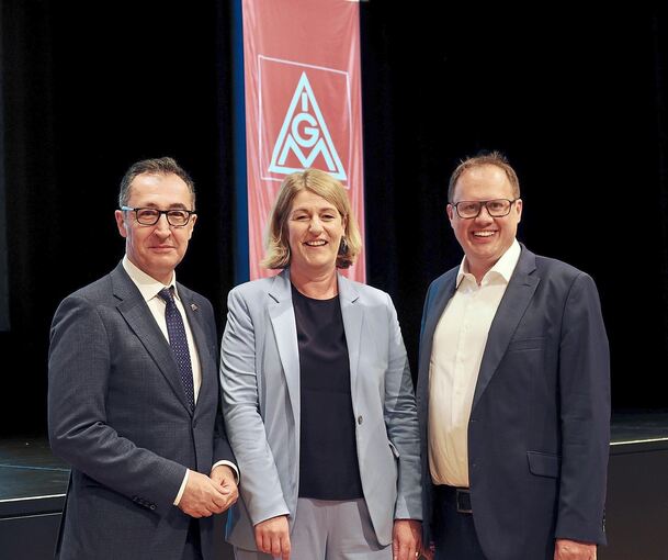 DGB-Landesvorsitzende Kai Burmeister (von rechts), Barbara Resch, IGM-Bezirksleiterin BW und Ministerpräsident Cem Özdemir.
