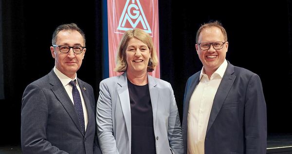 DGB-Landesvorsitzende Kai Burmeister (von rechts), Barbara Resch, IGM-Bezirksleiterin BW und Ministerpräsident Cem Özdemir.