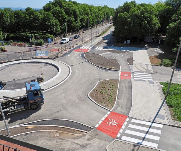 Der neue Kreisverkehr nimmt Gestalt an. Am Montag wird der zweite Bauabschnitt eingerichtet.