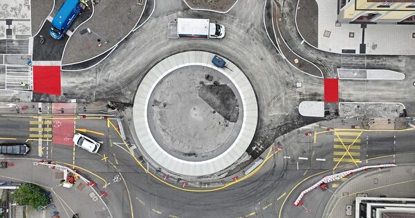 Inmitten der Stadt entsteht ein Kreisverkehr.