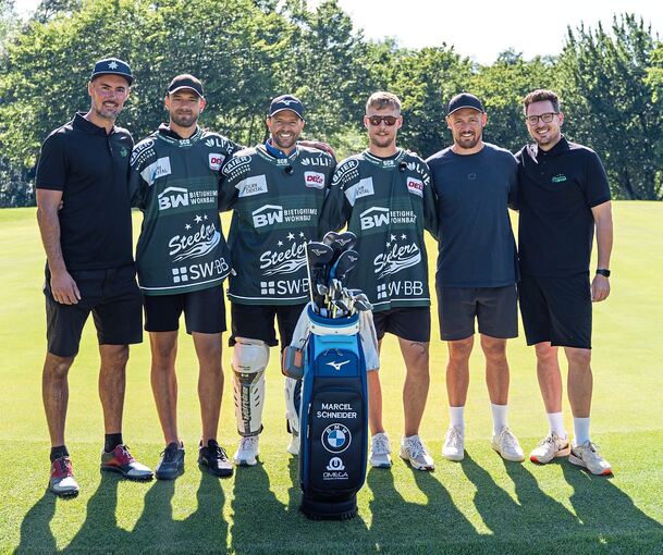 Illustre Golfrunde: Athletiktrainer Patrick Vogl, Mick Hochreither, Golfer Marcel Schneider, Maximilian Söll, Tim Schüle und Pressesprecher Patrick Jonza auf dem Golfplatz Schloss Liebenstein.