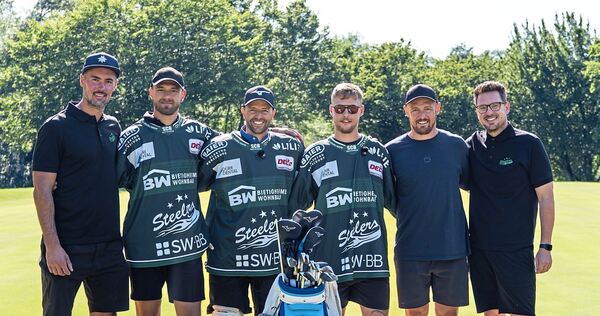 Illustre Golfrunde: Athletiktrainer Patrick Vogl, Mick Hochreither, Golfer Marcel Schneider, Maximilian Söll, Tim Schüle und Pressesprecher Patrick Jonza auf dem Golfplatz Schloss Liebenstein.