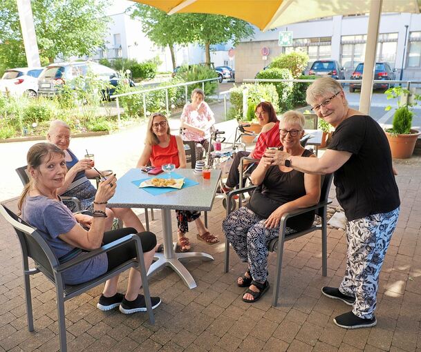 Gespräche und erfrischende Getränke: Das Angebot von Ingrid Blattert wird gerne angenommen.