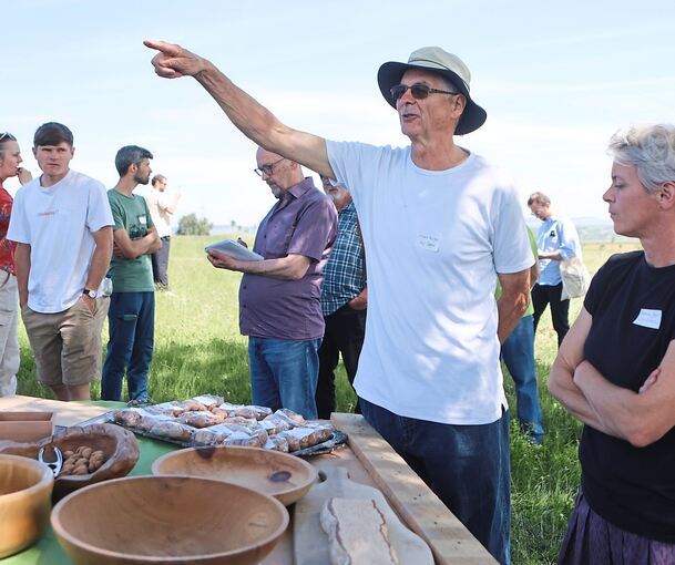 Landwirt Albert Burger hat schon früh auf Walnüsse gesetzt und kann nun mit Unterstützung eines Programms der Klimaschutzstiftung Baden-Württemberg seine Baumkulturen erweitern.