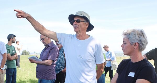 Landwirt Albert Burger hat schon früh auf Walnüsse gesetzt und kann nun mit Unterstützung eines Programms der Klimaschutzstiftung Baden-Württemberg seine Baumkulturen erweitern.
