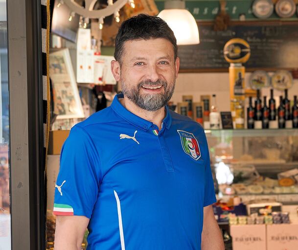 Für das Pressefoto zieht Allessandro Gregorio schon mal das Italientrikot an. Ansonsten bleibt es dieses Jahr im Schrank.