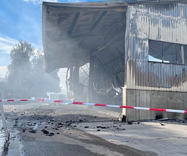 Abgesperrte Brandruine auf dem Oberriexinger Lindenhof: Die Polizei ist nach wie vor mit der Ursachenforschung beschäftigt.