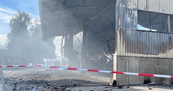 Abgesperrte Brandruine auf dem Oberriexinger Lindenhof: Die Polizei ist nach wie vor mit der Ursachenforschung beschäftigt.